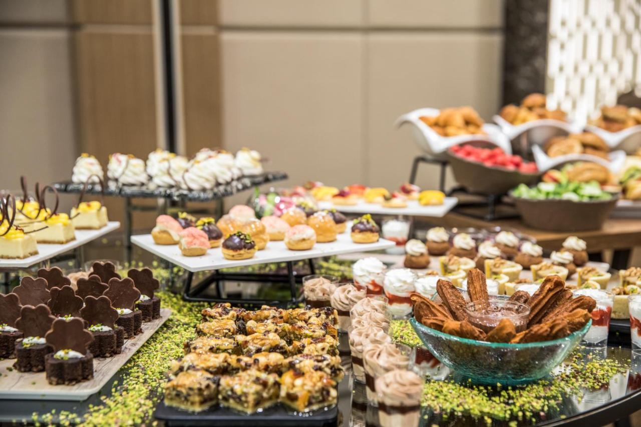Clarion Hotel Golden Horn Istanbul Luaran gambar A dessert buffet