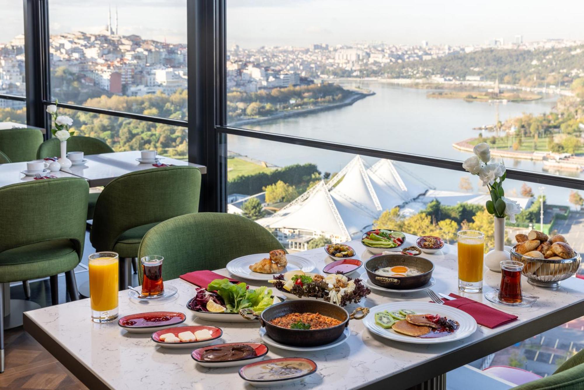 Clarion Hotel Golden Horn Istanbul Luaran gambar Breakfast at the hotel