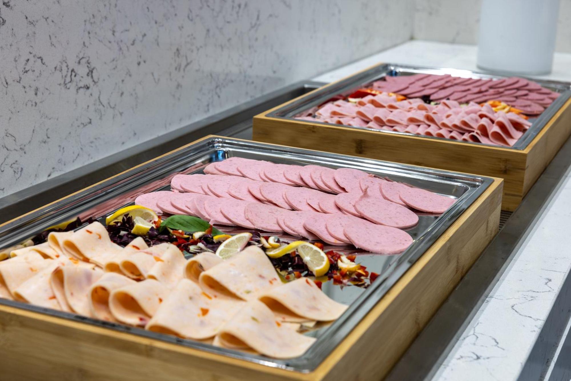 Clarion Hotel Golden Horn Istanbul Luaran gambar A selection of cold cuts