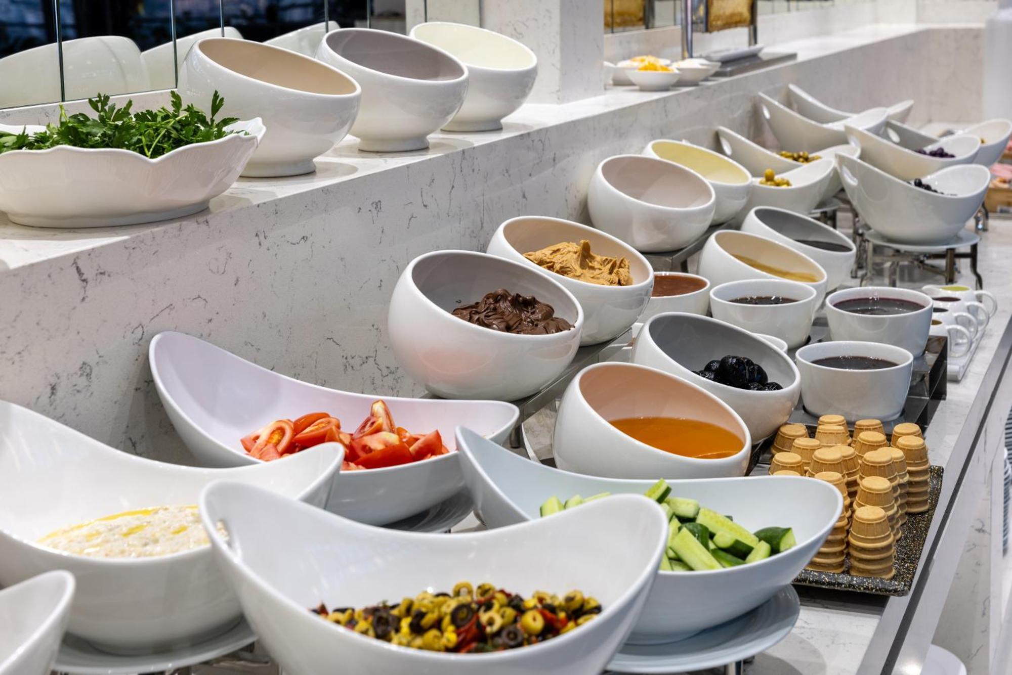 Clarion Hotel Golden Horn Istanbul Luaran gambar A salad bar