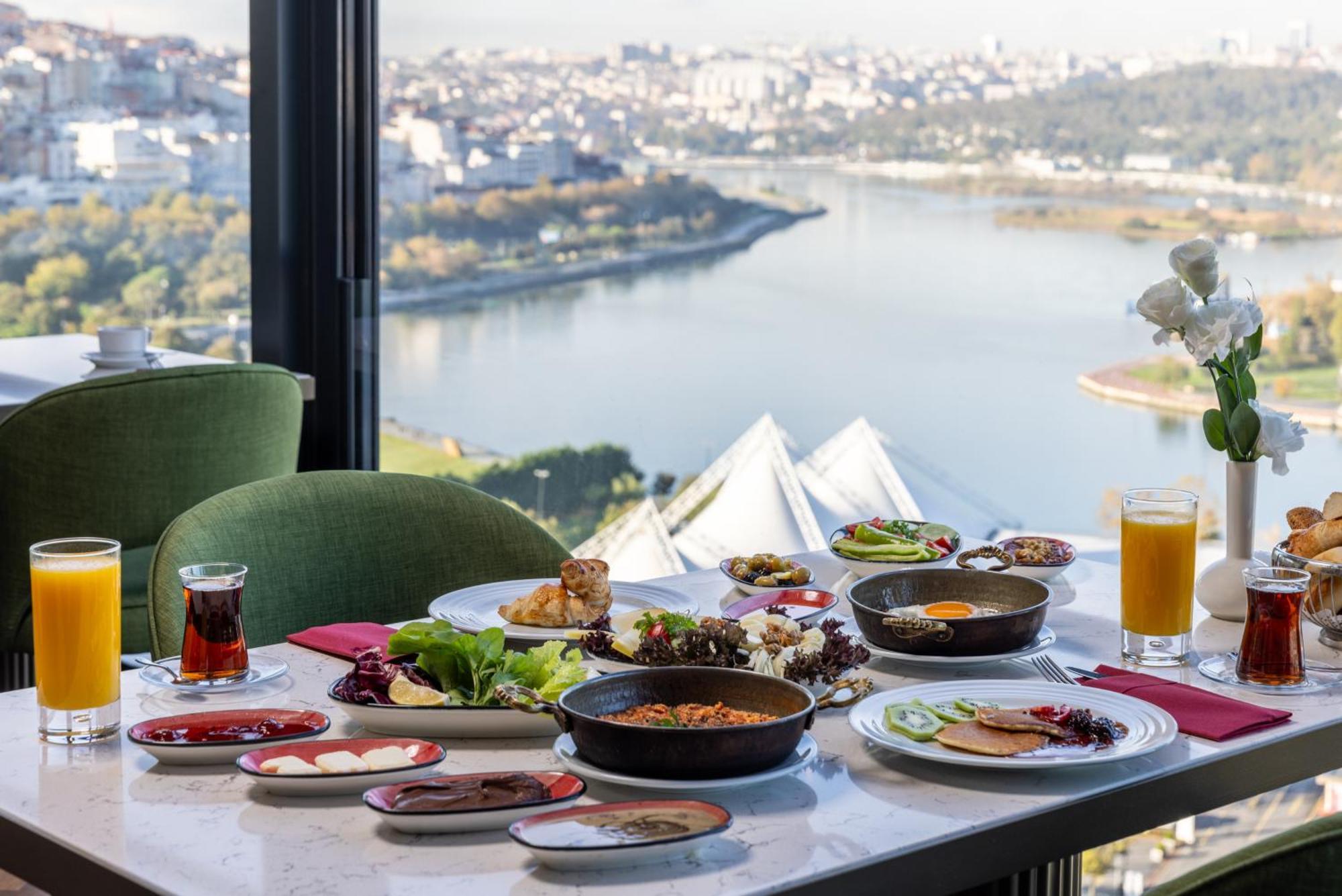 Clarion Hotel Golden Horn Istanbul Luaran gambar Breakfast at the hotel