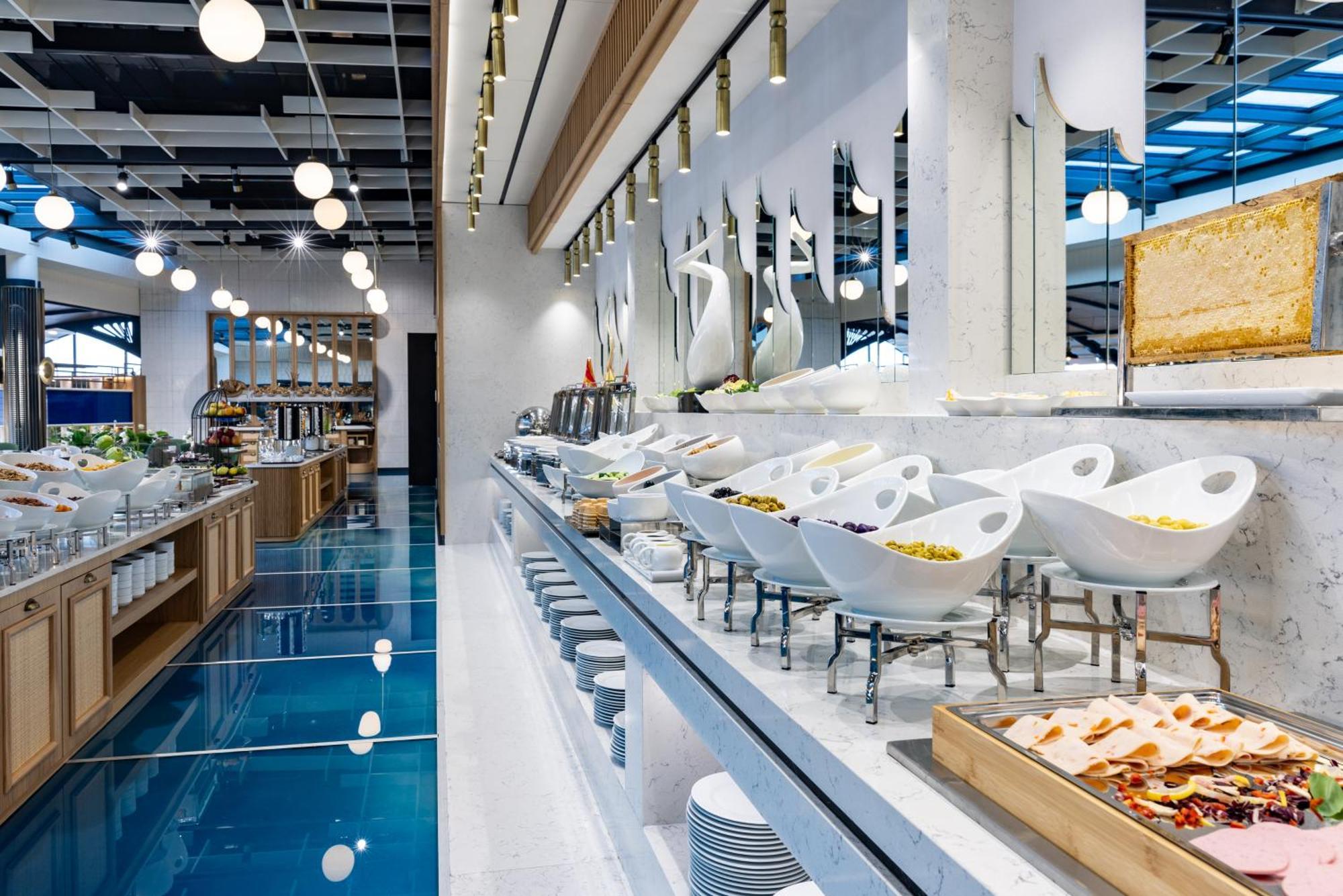 Clarion Hotel Golden Horn Istanbul Luaran gambar The buffet at the lounge